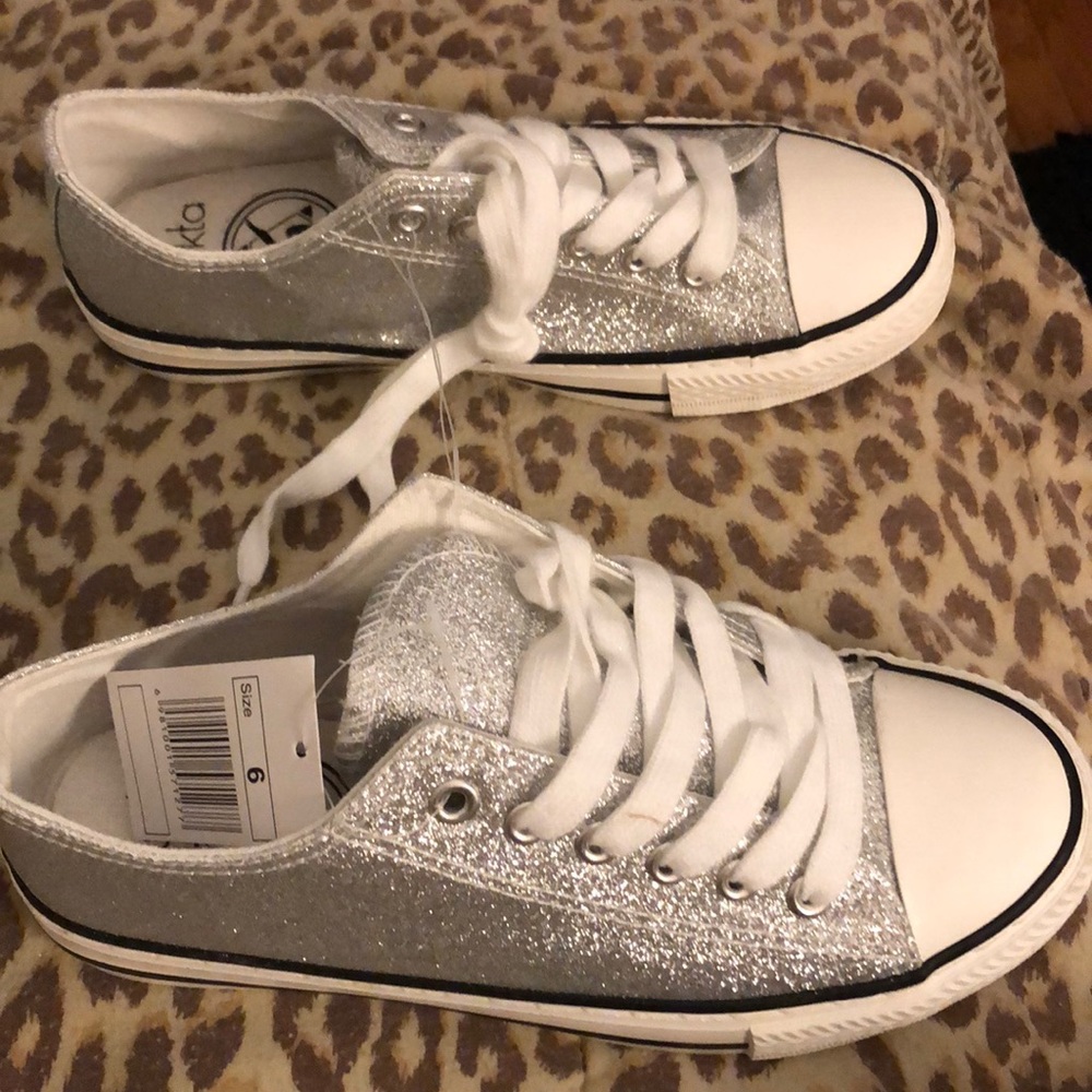 NWT Adorable Silver Glitter Sneakers 👟🤩❤️
